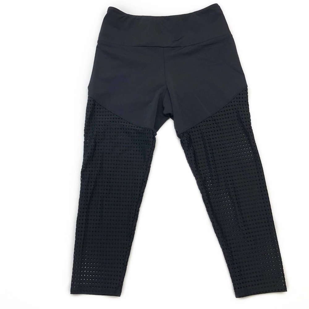 Onzie Capri Laser Cut Yoga Leggings in Black S/M
